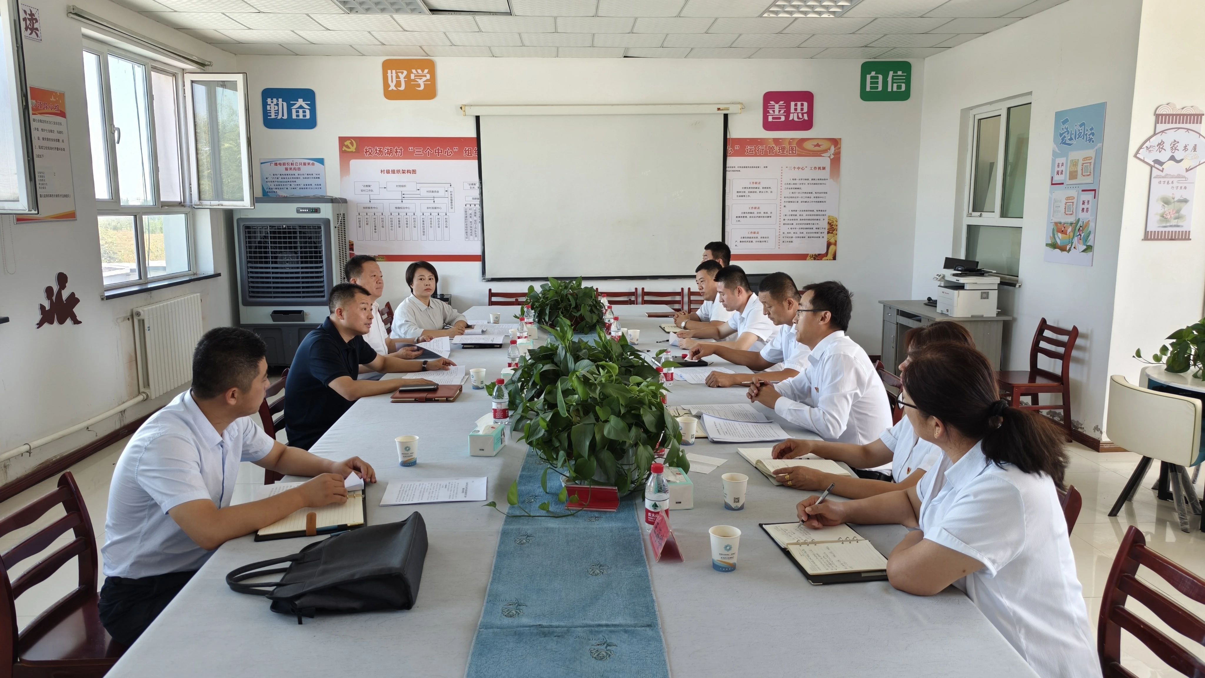 县委书记潘素华调研吉木萨尔镇校场湖村干部队伍建设