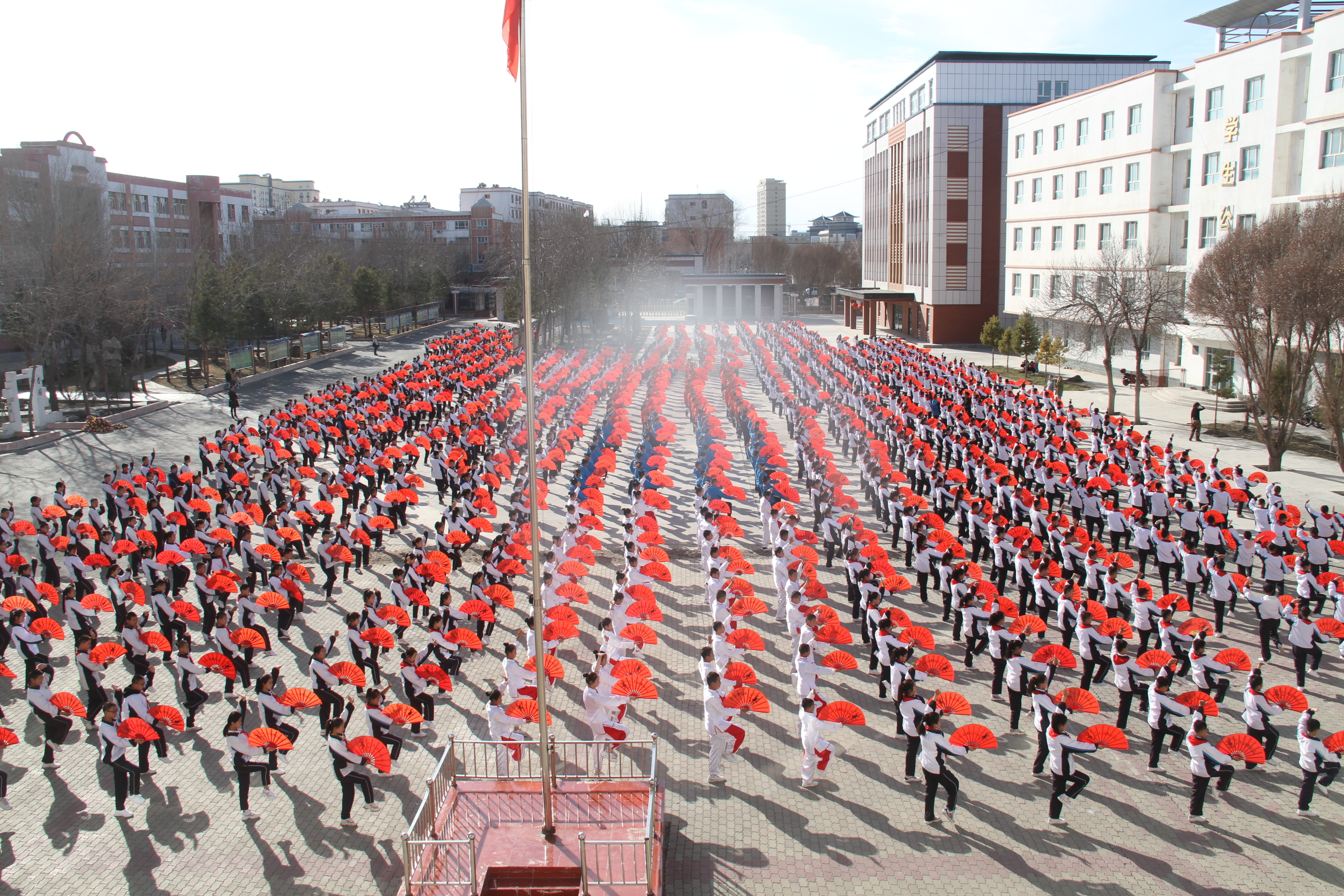 近日,吉木萨尔县第二中学七,八年级21个班1000多名学生,举行了"弘扬