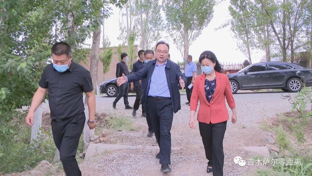 决战决胜脱贫攻坚昌吉州领导李翠玲调研吉木萨尔县三场槽子村脱贫攻坚