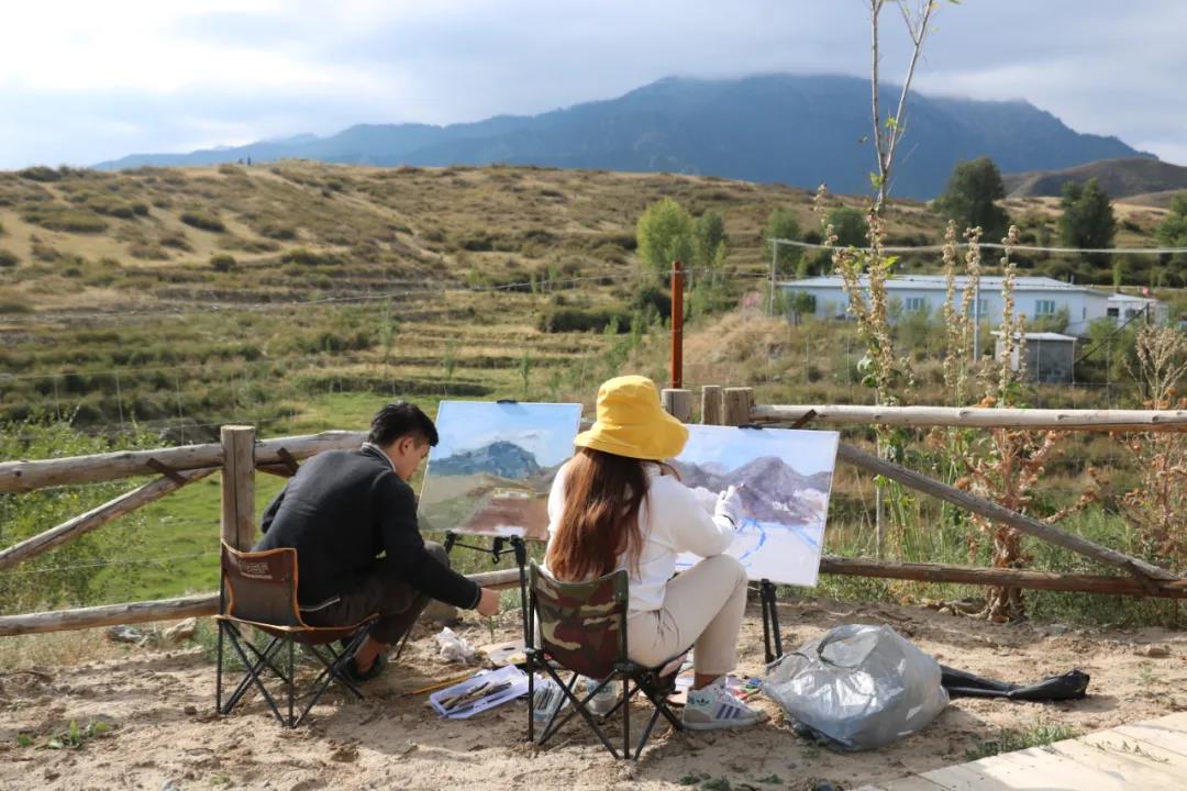 天山深处"画家村"的美丽蜕变