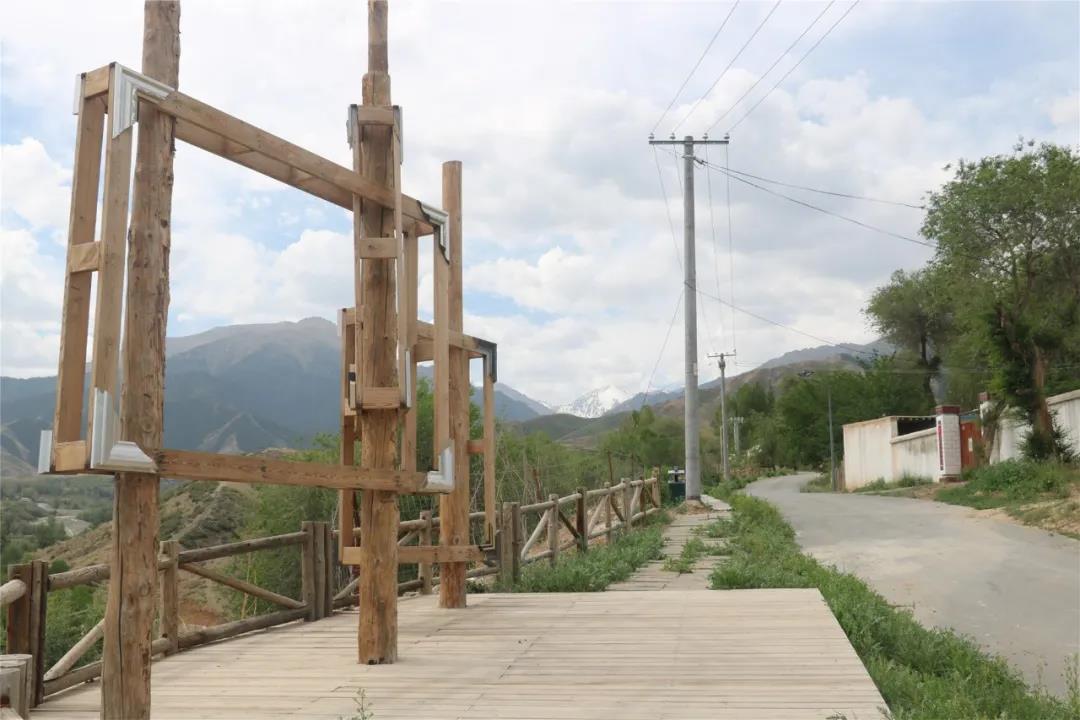 天山深处"画家村"的美丽蜕变