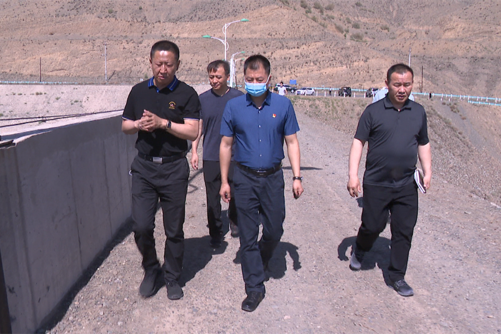 吉木萨尔县委书记潘素华带队开展巡河工作