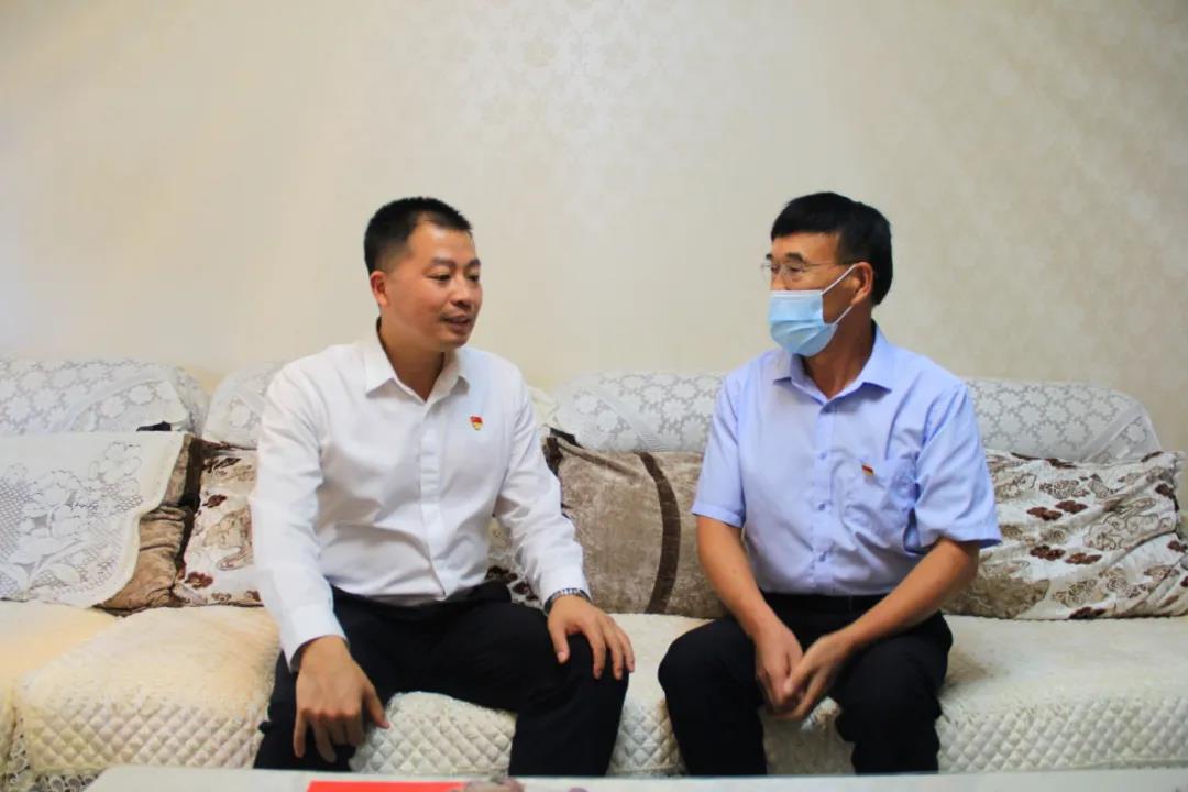 吉木萨尔县委书记潘素华教师节前看望慰问教育工作者