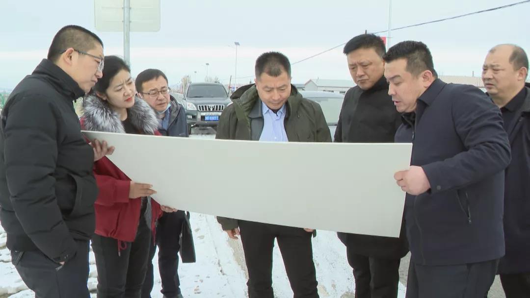 潘素华来到北庭镇泉水地村,他走进乡村巷道,详细查看