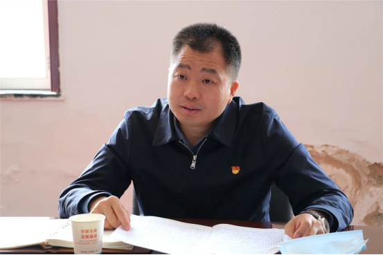 在新疆五彩明轩园林科技有限公司基地,潘素华听取了工